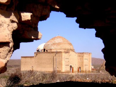 Мечеть-мавзолей Ыскак-Баба на территории средневекового городища Баба Ата