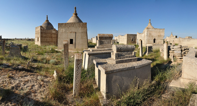В некрополе Сисем ата находятся 30 мавзолеев батыров, биев рода адай