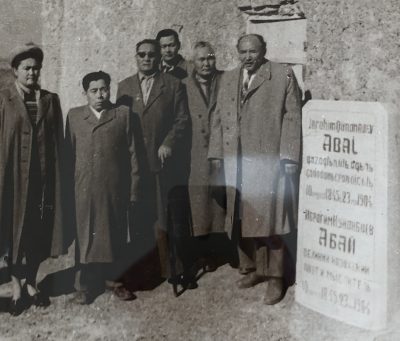 1940 г. Мухтар Ауэзов с соратниками около старого мавзолея Абая Кунанбаева, установленного после его смерти в 1904 г.